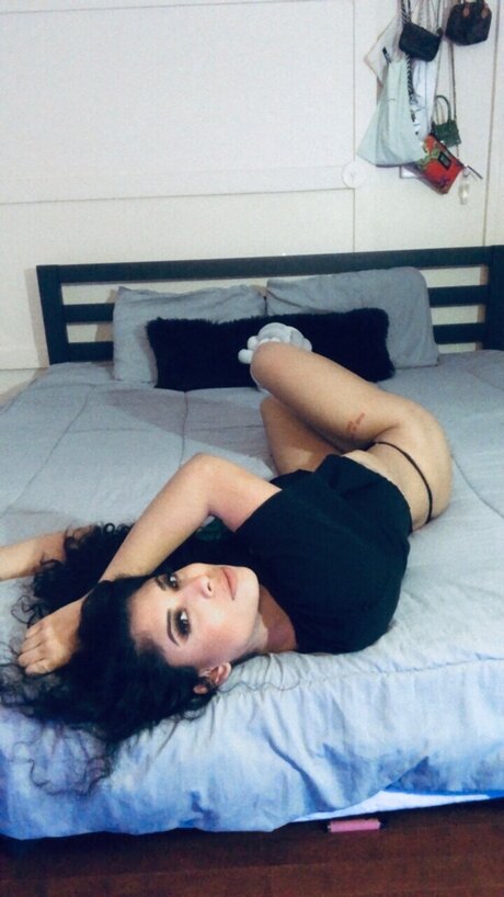 Henny_ model nudes archive