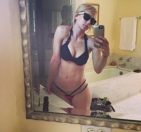 Iliza Shlesinger naked actress archive