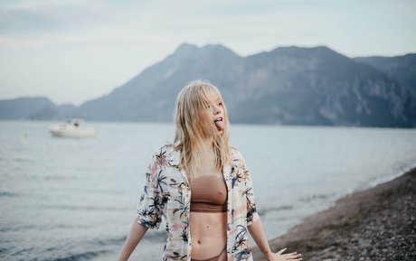Sonyaplush nude model pics