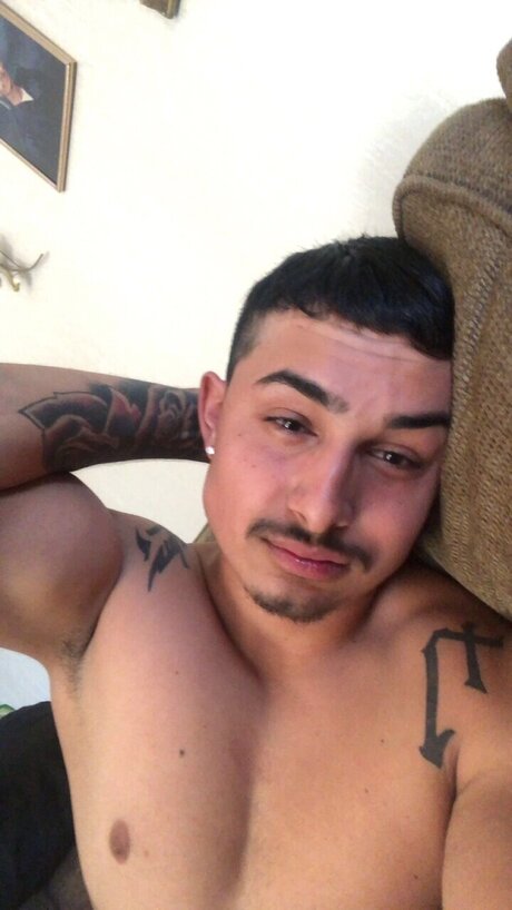 Moses Bustamante star erotic picture