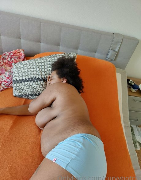 curvypotchi nude thumbnail