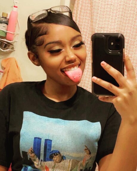 Hennessyxoxo nude model images
