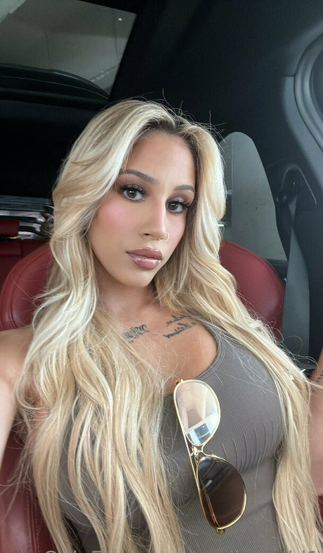 Emilyy Wild hot pornstar gallery