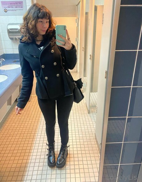 lisasayshello best model picture