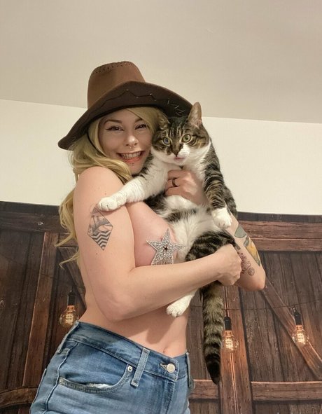 lisasayshello adult actress gallery
