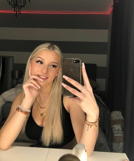 Emma Welyki pornstar perfect picture