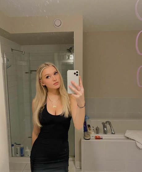 Emma Welyki pretty actress pic