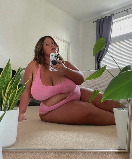 Nicole Denise Johansson model naked img