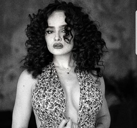 busty mom onlyfans exclusive pic