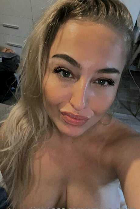 amelia smith exclusive model images