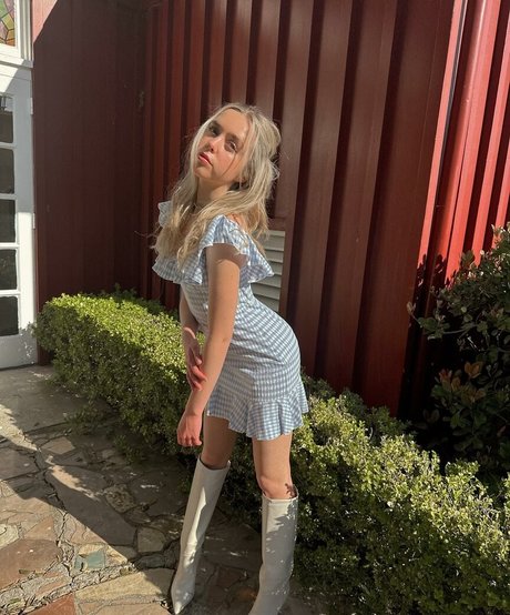 Jenna Davis sexy actress pic