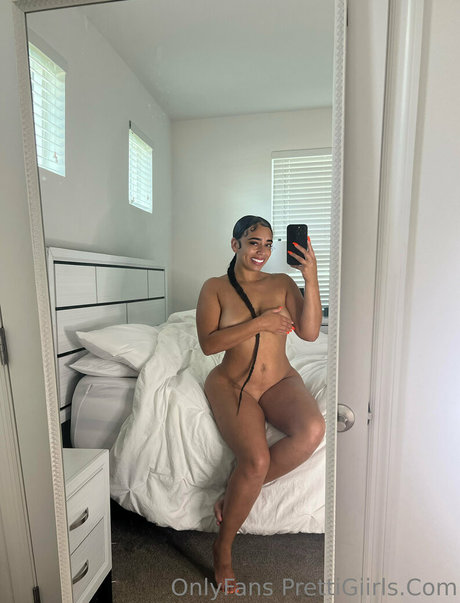 PrettiGiirls top model image