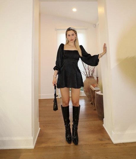 blonde fitness onlyfans hot sexy picture