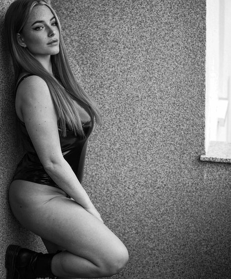 Sarah Neuhaus exclusive star photos
