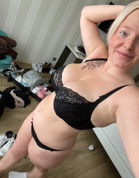 Sarah Neuhaus sexy pornstar gallery
