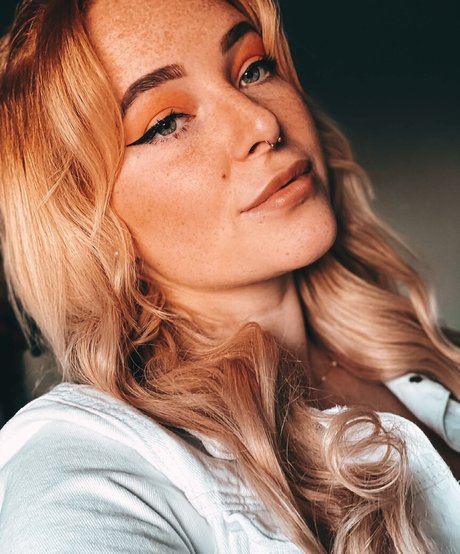 Sarah Neuhaus high quality actress images