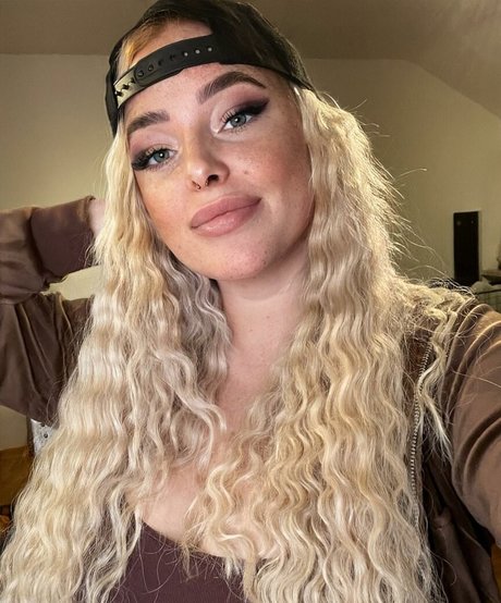 Sarah Neuhaus sexy pornstar photos