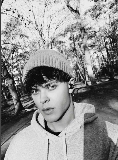 andrewad pretty model picture