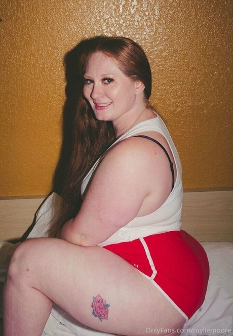 myliemoore nude model pics