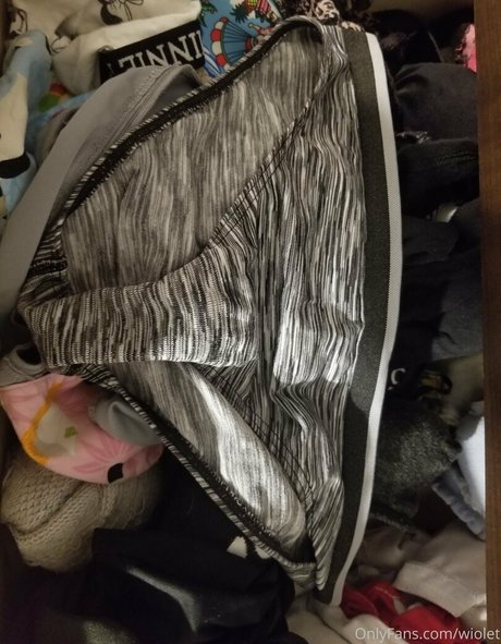 wiolet nude thumbnail