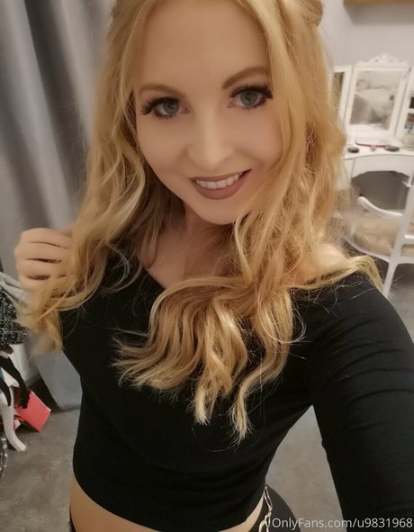 gushinggeegeefree nude star image