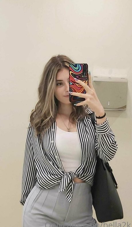 bella2k naked model photo