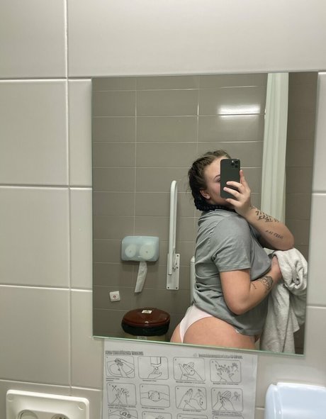 huge shemale onlyfans pornographic images