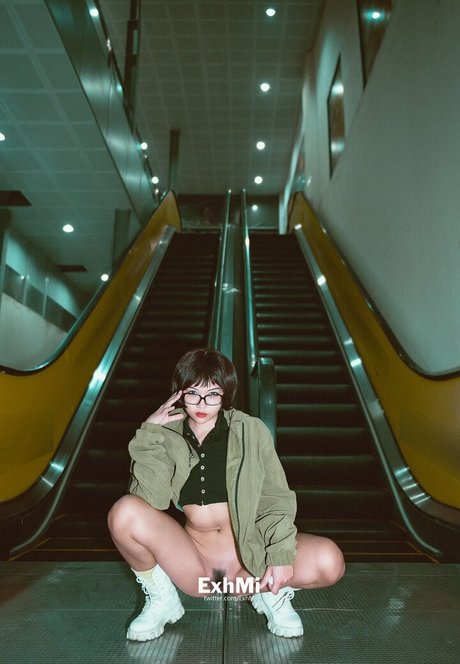 ExhMi nude star image