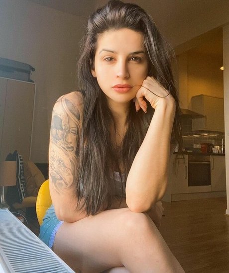 Danny Bendochy porn actress photo