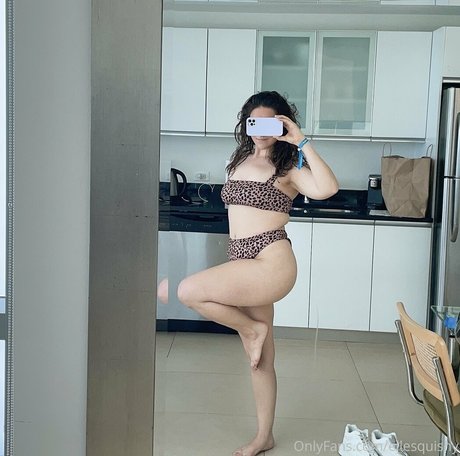 ellesfreepage nude thumbnail