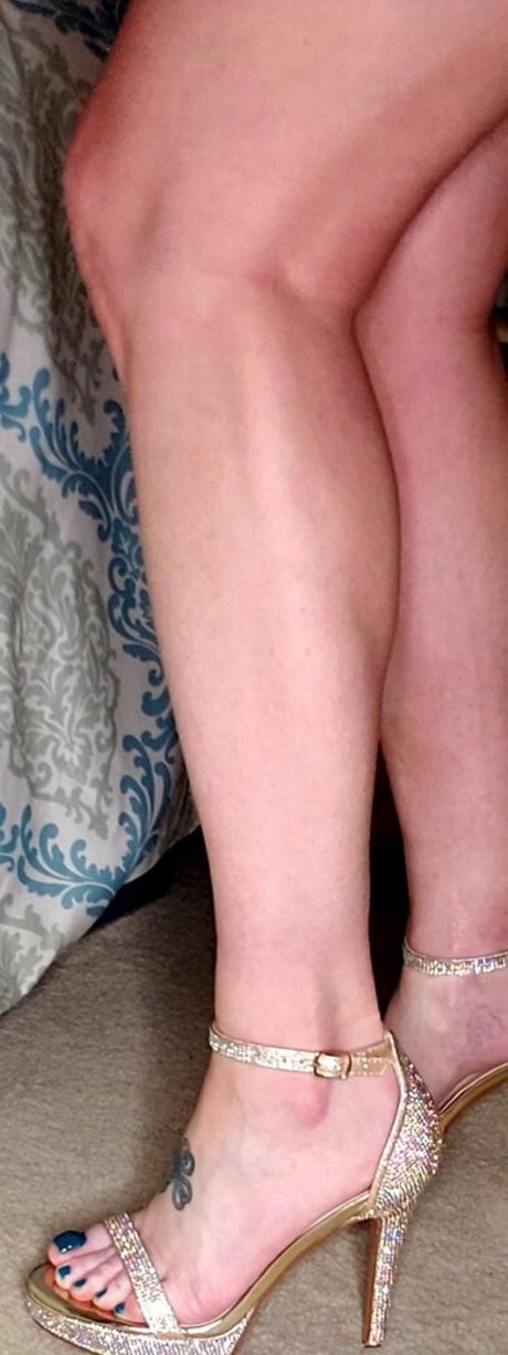 these grey eyes adult model pic