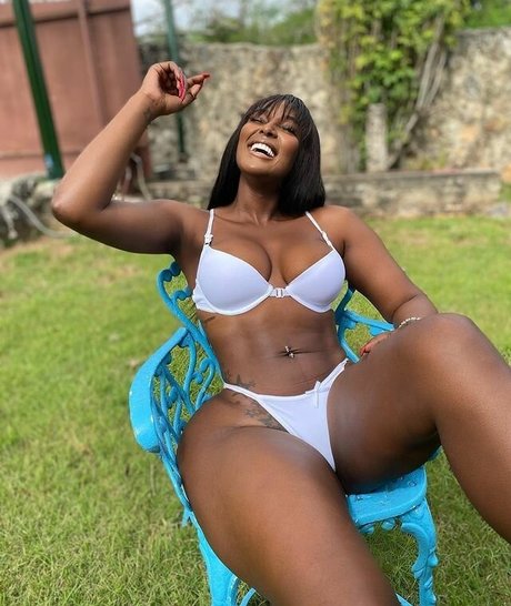 Amara La Negra nude thumbnail