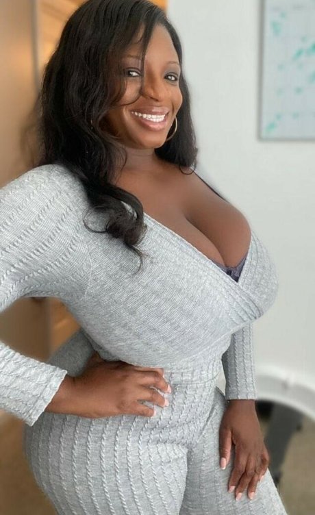 Tyrabeckybuilt star nude photo