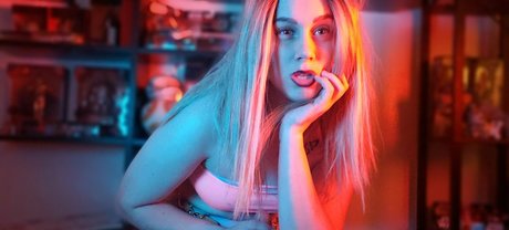 hollygraphixxx model erotic pic