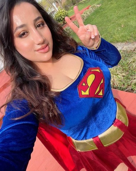Nikki Geeks star beautiful picture