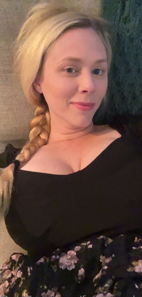 fayelinaplays model pretty photo