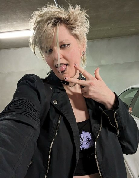 Demongirlcock star xxx pic