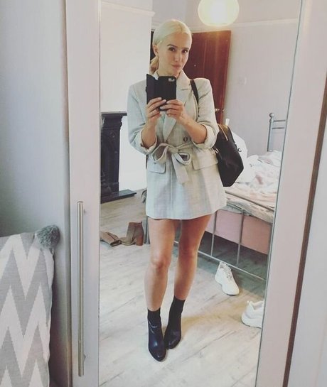 Sammy Winward star naked picture