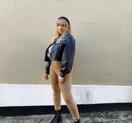 Amber R Brightman pretty model pic