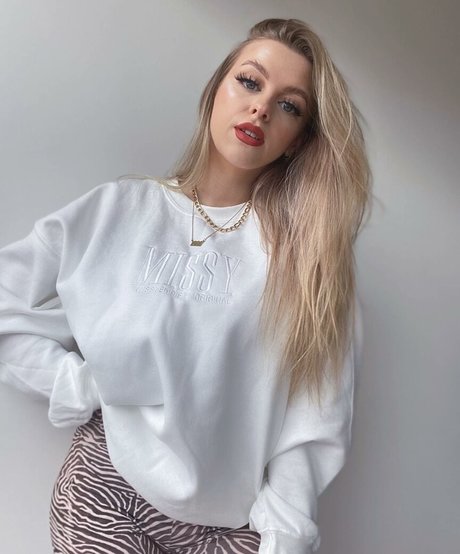 Amber R Brightman art model photo