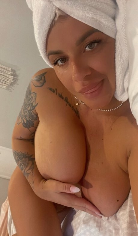 Raluval nude model img