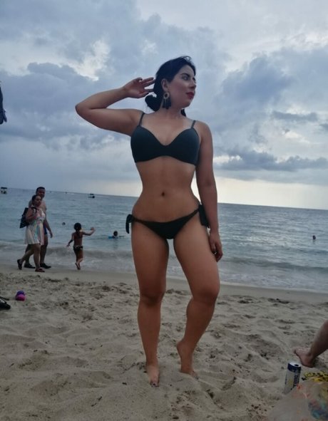 Elda De La Torre model top img