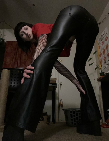 gothbimboxxx model erotic image