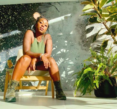 Scarlette Douglas hd actress gallery