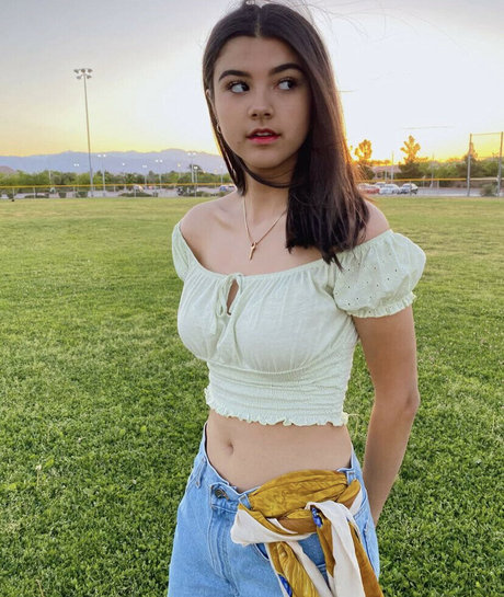 Sara Echeagaray model best img