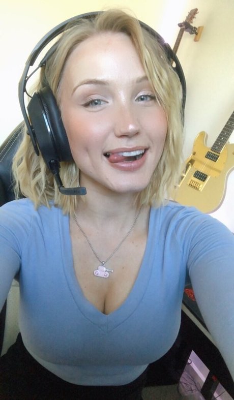 QAEKZ naked pornstar pics