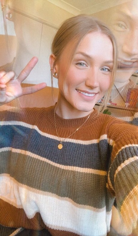 QAEKZ exclusive pornstar img