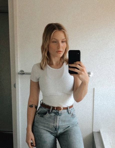 QAEKZ pornstar erotic picture