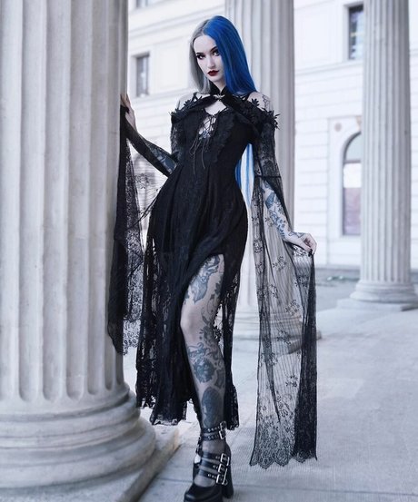 BlueAstrid naked model photo