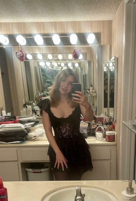 Robynator23 model xxx gallery